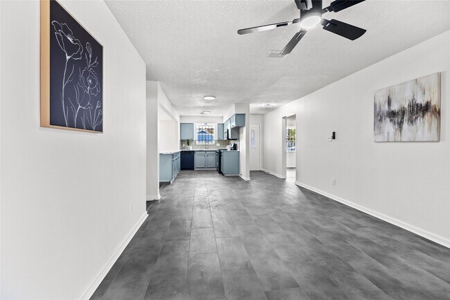 Building Photo - 10027 Valley Sun Dr