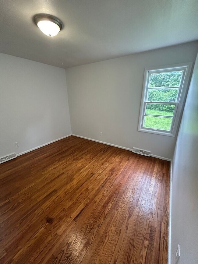 Building Photo - COMING SOON! 3 Bed 1.5 Bath Home! $1495.00