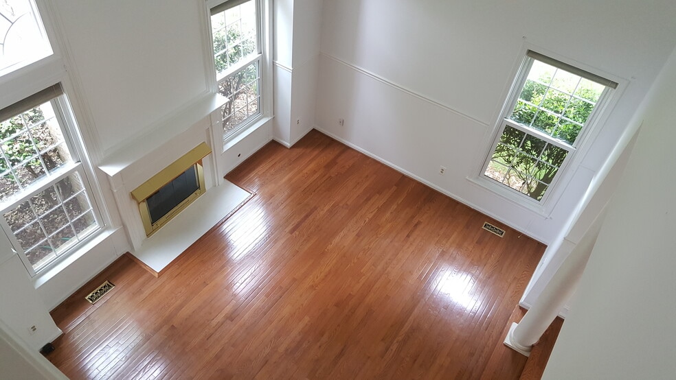 Living Room/High Ceiling - 5506 Village Center Dr