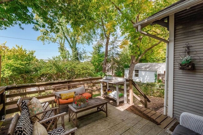 Building Photo - Fantastic West Plaza Bungalow
