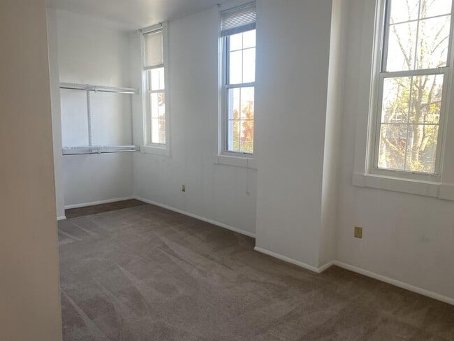 Building Photo - 917 Columbia Ave