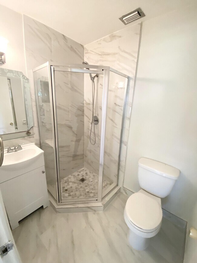 Building Photo - 2480 Juniper Dr