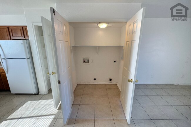 Building Photo - 2 Bed/1 bath Downstairs Apartment at 40th St/Bell Rd