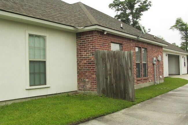 Building Photo - Spacious home in Woodlawn Estates