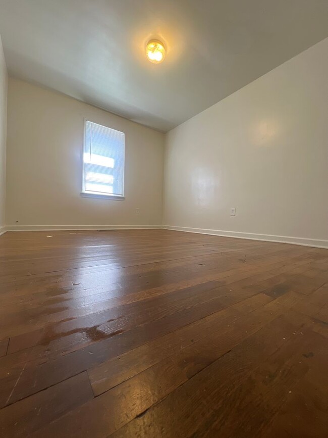 Building Photo - PRICED REDUCED 3 Bedroom House AVAILABLE A...