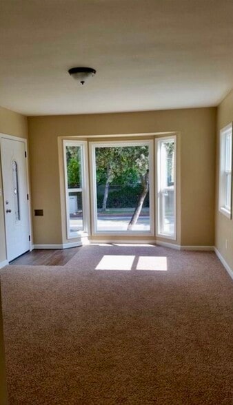 Building Photo - 915 N Los Robles Ave