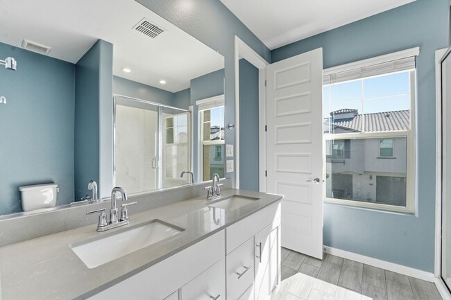 Building Photo - ** Like new Luxurious Modern townhome with 2 Master Suits in Warner Meadows**