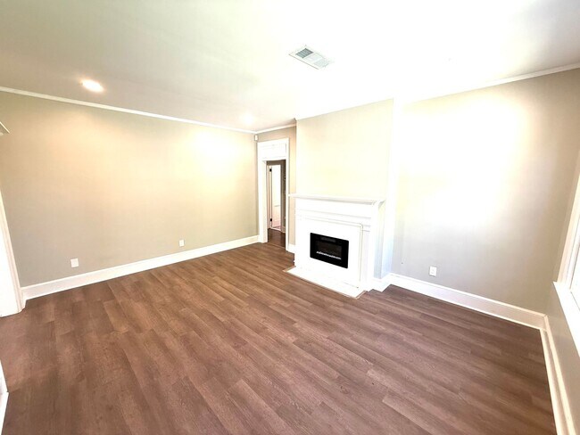 Building Photo - ** 4 Bed 3 Bath located in Old Cloverdale ** Call 334-366-9198 to schedule a self-tour