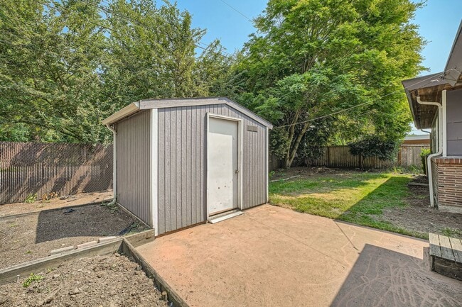 Building Photo - Ideally Located 3 Bed 2 Bath Lake Forest P...