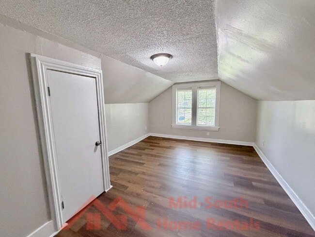 Building Photo - 1561 Foster Ave