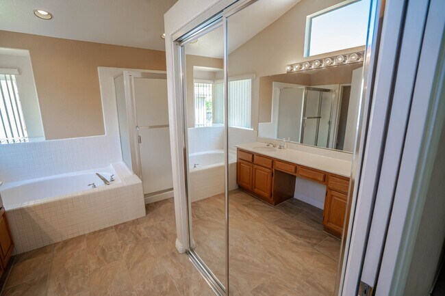 Building Photo - Stunning 5-Bedroom Home with Community Poo...