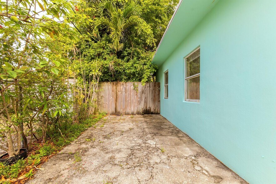 Building Photo - 729 NW 17th Ave