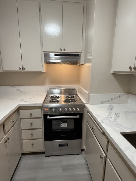 Primary Photo - 256 S La Fayette Park Pl