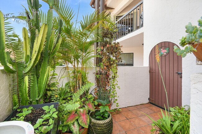 Building Photo - 6040 SE Martinique Dr