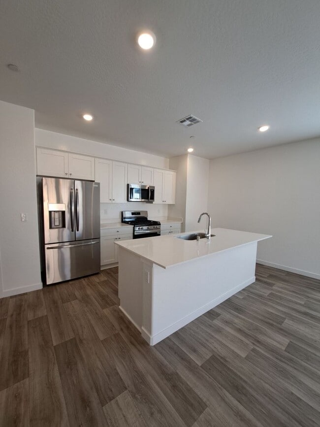 Building Photo - Spacious 3BR/2BA Home with Great Amenities in Madera!