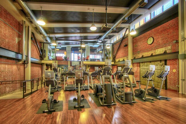 Building Photo - Resort Style Living in Downtown