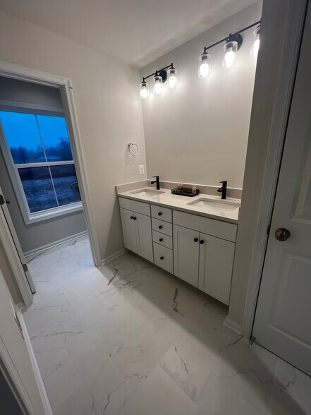 Owner bath with owner bedroom - 2215 Swallowtail Ln