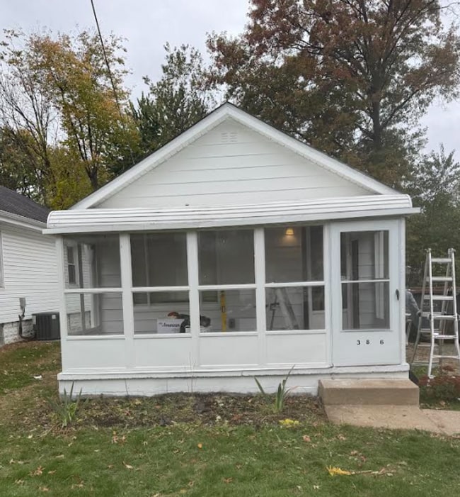 Primary Photo - Single Family House 2 Bedroom, 2 Full Bath...