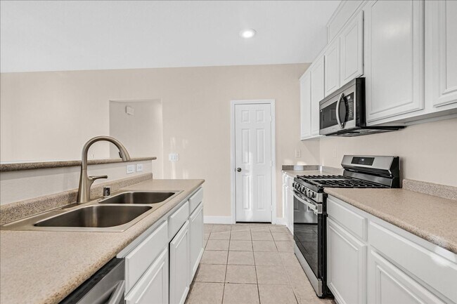 Building Photo - Spacious 2 bedroom condo with attached condo