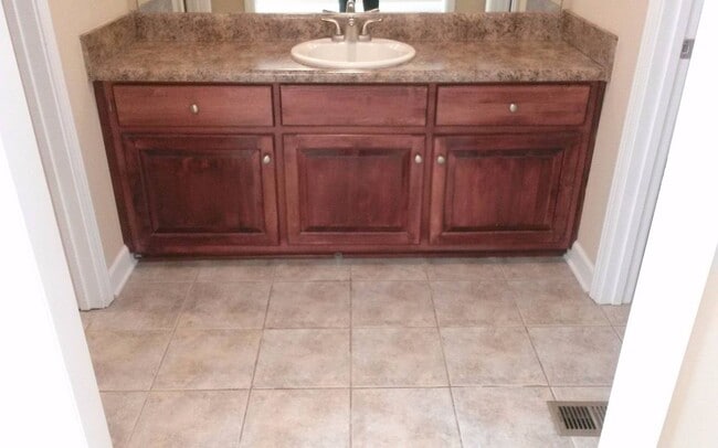 Building Photo - Eagle Landing - End Unit!