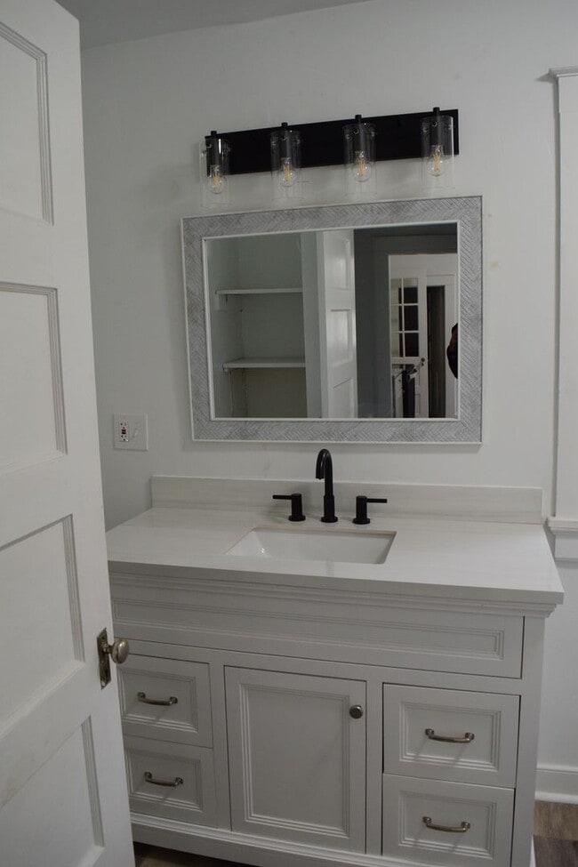 Building Photo - Cute modern rancher in the heart of Highla...