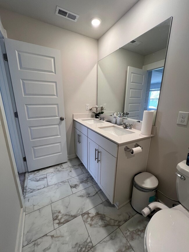 Building Photo - 213 Tartan Dr