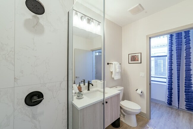 Building Photo - 1954 W North Ave