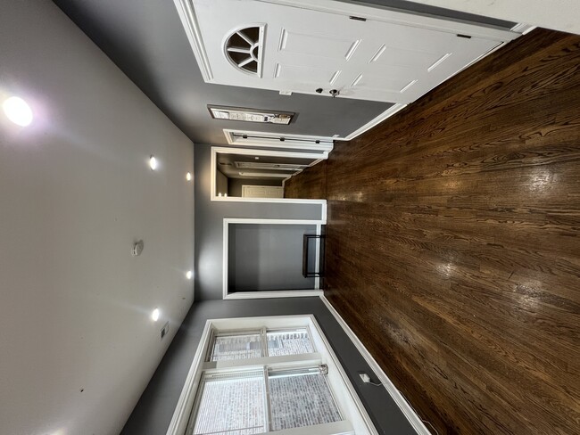 Building Photo - 5354 S Wells St