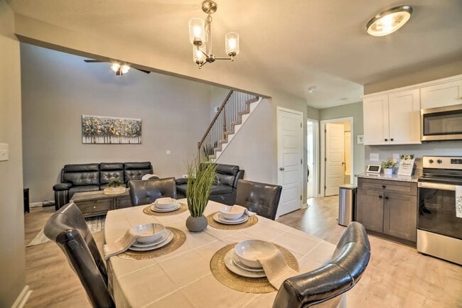 Building Photo - Pet Friendly Three Bedroom!