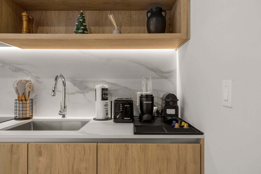 Building Photo - 11 NE 6th St