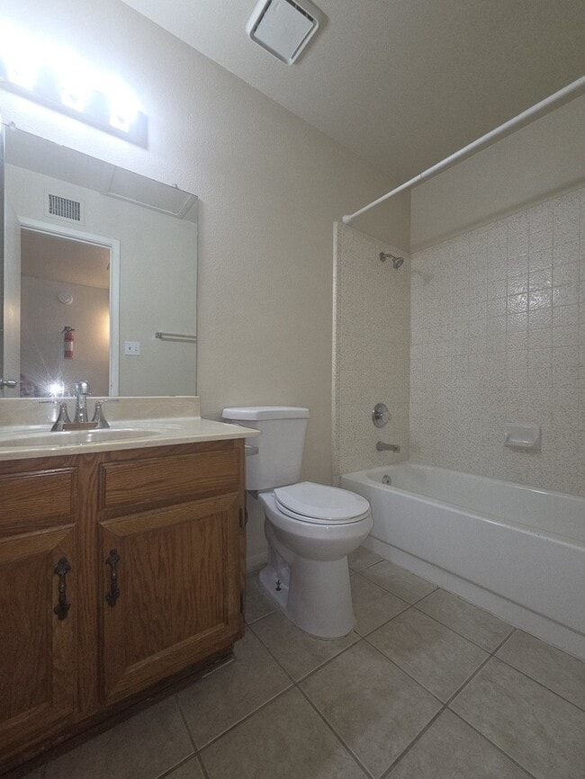 Building Photo - 2 bedroom 1 bath with covered parking