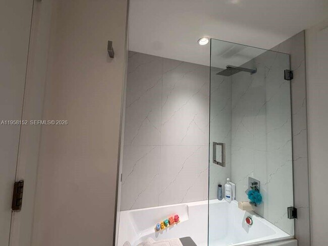 Building Photo - 9901 W Bay Harbor Dr