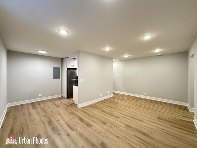 Building Photo - 533 W Aldine Ave