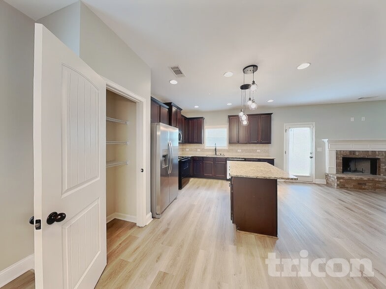 Building Photo - 1124 Hartwell Rd