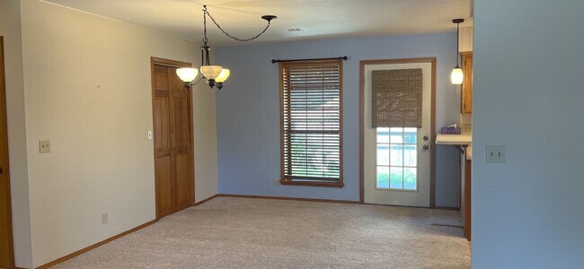 Building Photo - Great 2 bedroom 2 bath in Rogers