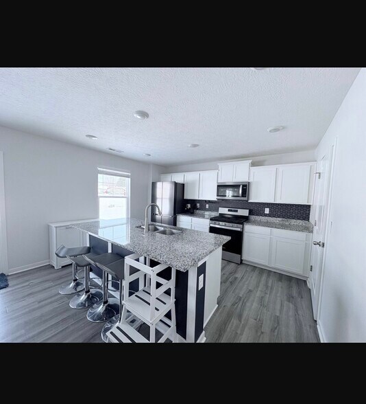 Building Photo - 382 Trinity Wy E