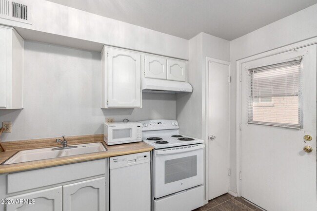 Building Photo - 3031 S Rural Rd