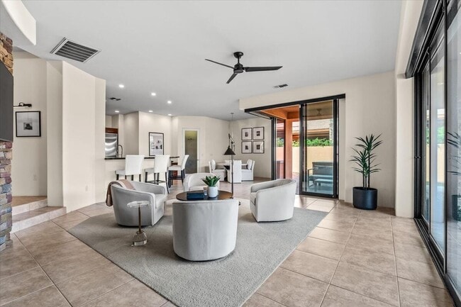 Building Photo - 50380 Vía Serenidad