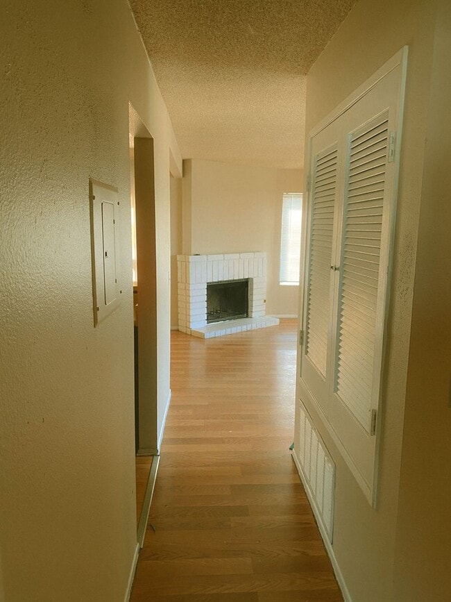 Building Photo - 1 Bedroom Condo For Rent