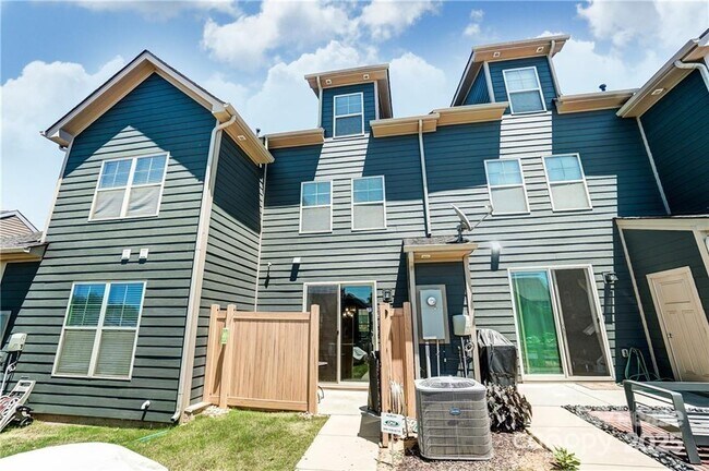 Building Photo - 2711 Tranquil Oak Pl
