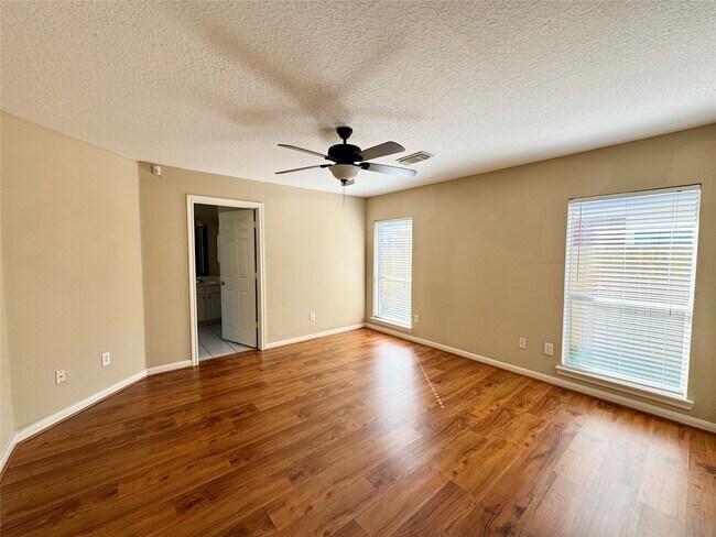 Building Photo - 7210 Greenwood Point Dr