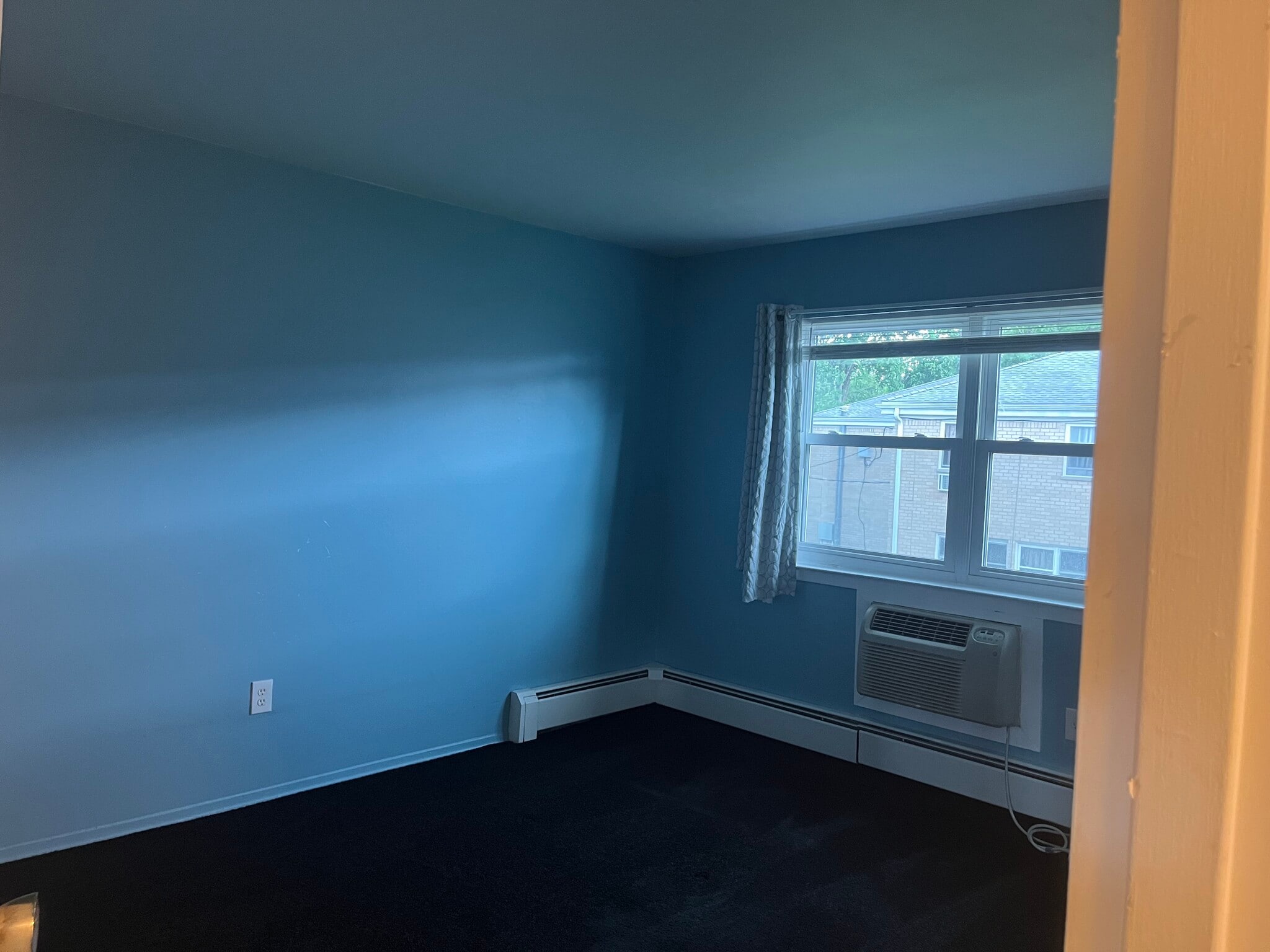 Bedroom has 1 walk-in closet - 250 Beechwood Ave
