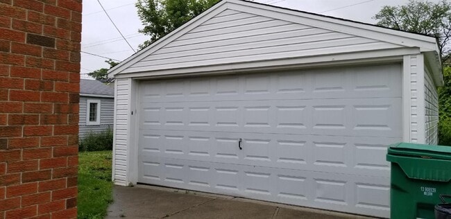 Building Photo - 3-Bedroom Brick Ranch, Hardwood Floors, Large Kitchen, Big Basement & 2-Car Garage