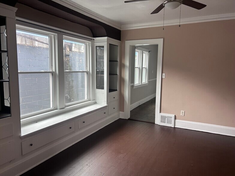 Building Photo - 9501 Rosewood Ave