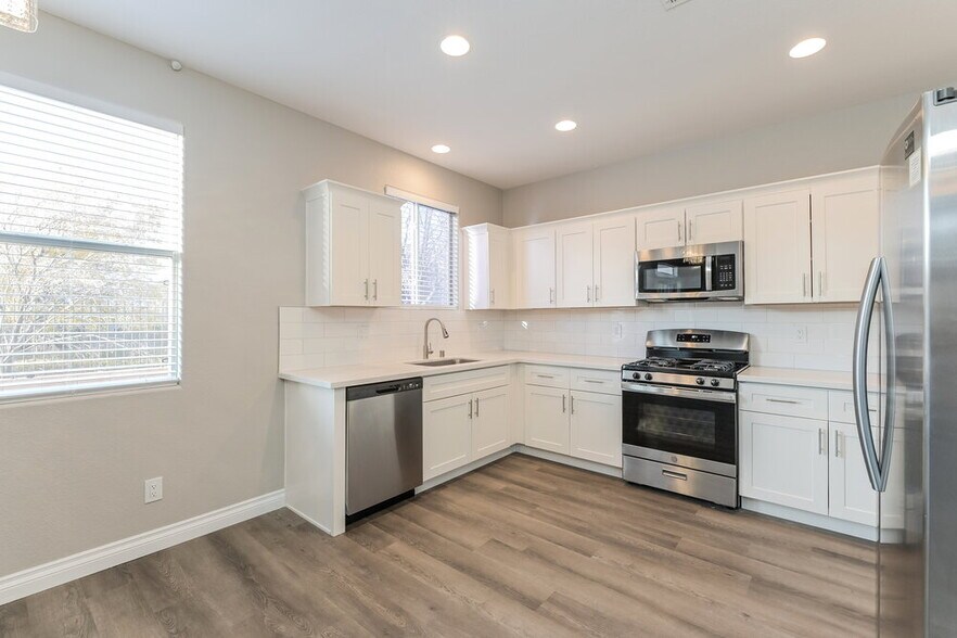 Building Photo - 4048 Villeroy Ave