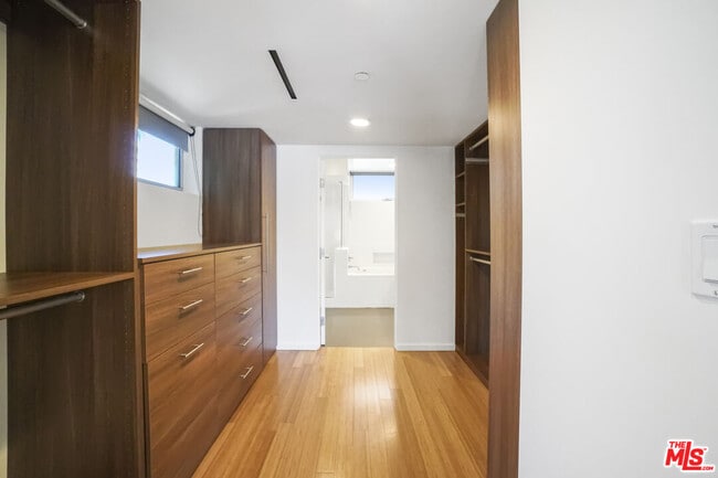 Building Photo - 1220 N Orange Grove Ave