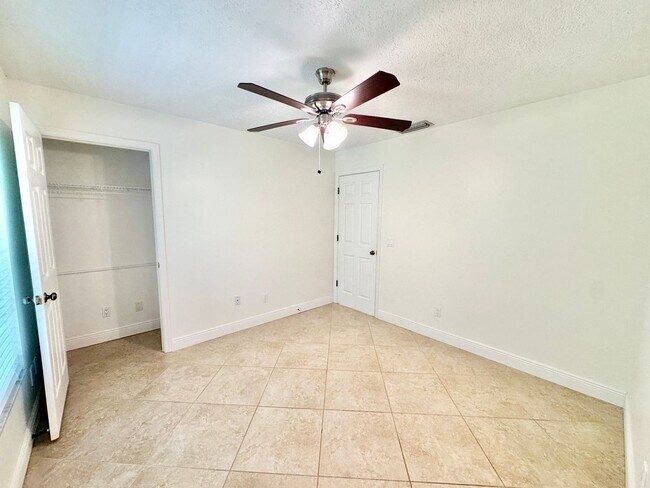 Building Photo - ** BERKSHIRE LAKES ** 3 BED + DEN / 2.5 BA...