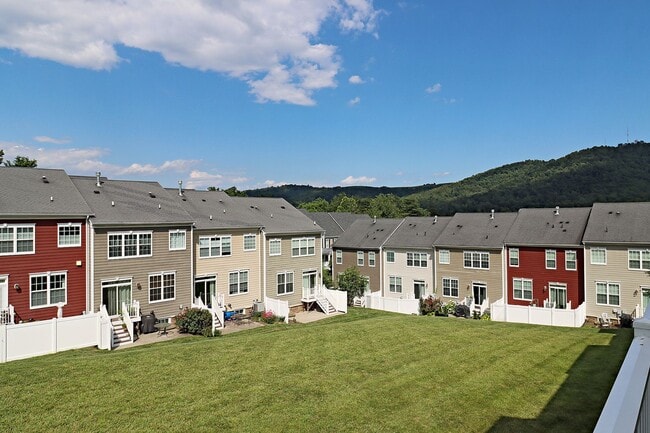 Building Photo - Dog-Friendly Avinity Townhome With Mountain Views
