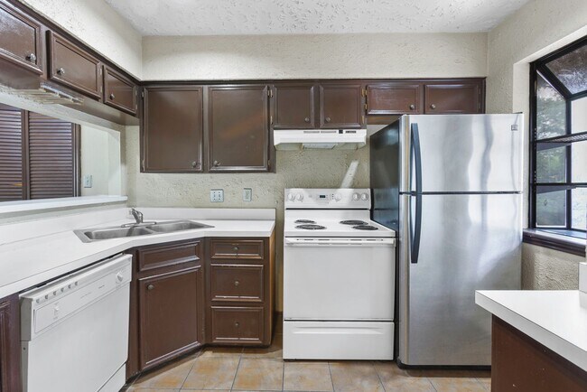 Building Photo - Gorgeous Condo, 2 Bedrooms/2 Balconies/2 Bathrooms - WALK TO CAMPUS! - Reduced Deposit