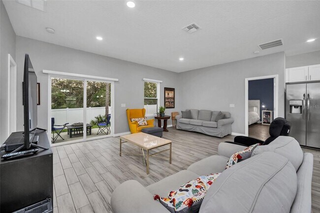 Building Photo - Poinciana Home
